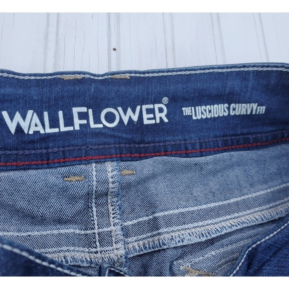 Wallflower Capri Pants Luscious Curvy Fit Size 13 Embroidered Button Back Pocket - Picture 6 of 8